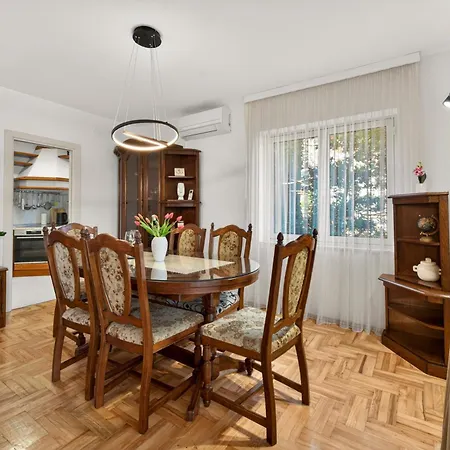 Sea Breeze Apartment *