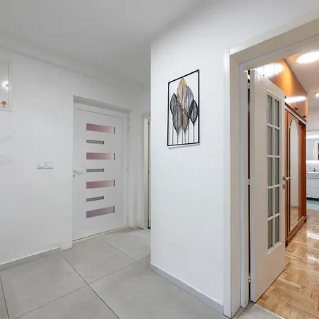 Sea Breeze Apartment *